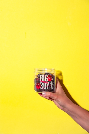 Big Boy Cherries Covered in Dark Chocolate by @kamilasikl mrazom sušené ovocie v čokoláde