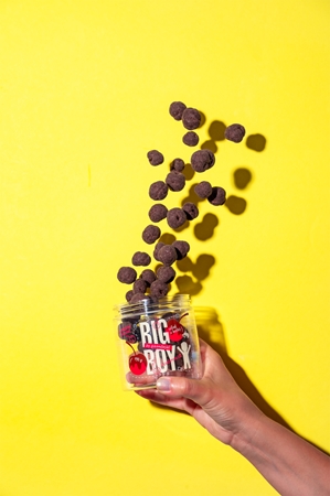 Big Boy Cherries Covered in Dark Chocolate by @kamilasikl mrazom sušené ovocie v čokoláde