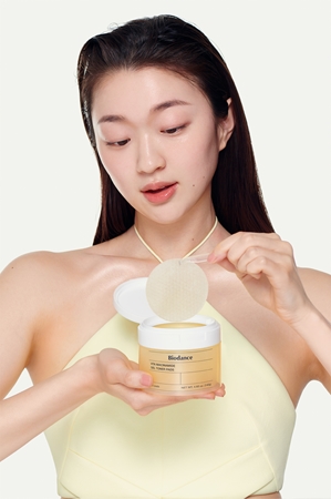 Biodance Vita Niacinamide toner pads with brightening effect