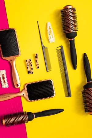 BrushArt Hair Tail comb with a carbon finish kefe