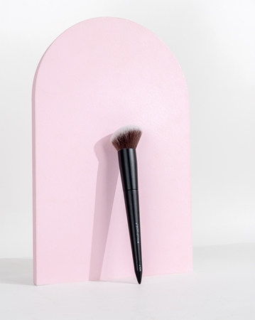 Brushworks Angled Blush Brush zkosený štětec na tvářenku