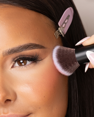 Brushworks Angled Blush Brush zkosený štětec na tvářenku