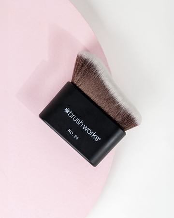 Brushworks Blending Face & Body Brush kabuki štětec na tvář a tělo