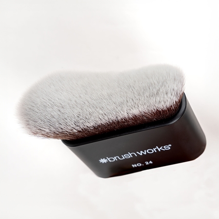 Brushworks Blending Face & Body Brush kabuki štětec na tvář a tělo