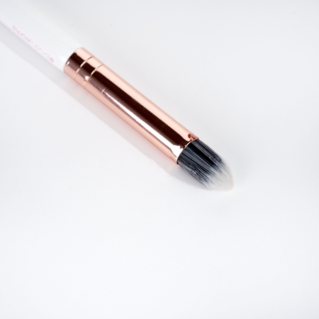 Brushworks Highlight And Contour Brush dubbelsidig borste
