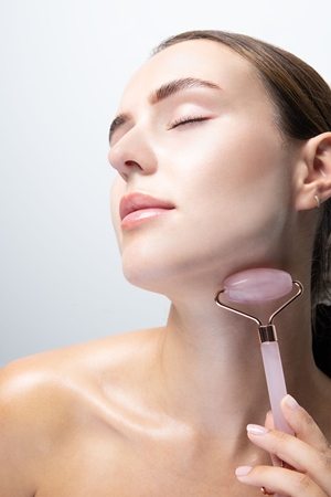 Brushworks Resin Rose Roller & Gua Sha kit soins visage