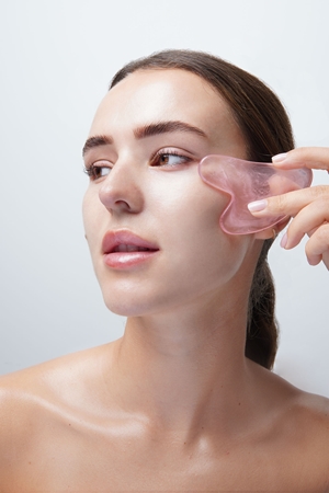 Brushworks Resin Rose Roller & Gua Sha kit soins visage