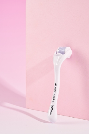 Brushworks Progression Micro Needle Derma Roller applicateur micro-aiguille visage