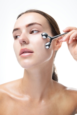Brushworks Face Sculpting Zinc Roller masážní váleček na obličej