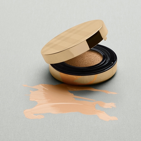 Burberry Ultimate Glow Cushion aufhellendes Kompakt - Make-up