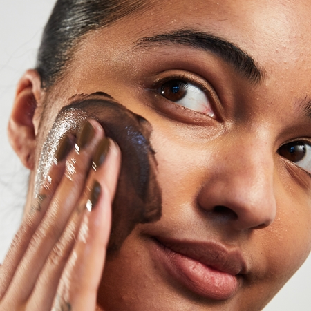 Carbon Theory Charcoal & Tea Tree Oil hloubkově čisticí gel s aktivním uhlím