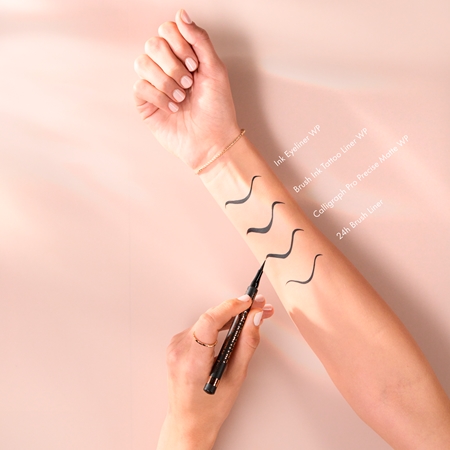 Catrice Calligraph Pro Precise 24h Matt αδιάβροχο λάινερ ματιών με πινέλο