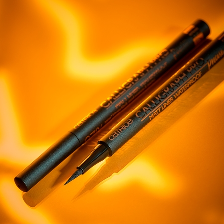 Catrice Calligraph Pro Precise 24h Matt αδιάβροχο λάινερ ματιών με πινέλο