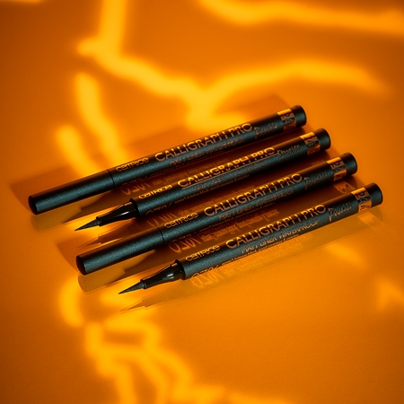 Catrice Calligraph Pro Precise 24h Matt αδιάβροχο λάινερ ματιών με πινέλο