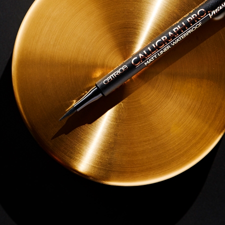 Catrice Calligraph Pro Precise 24h Matt αδιάβροχο λάινερ ματιών με πινέλο