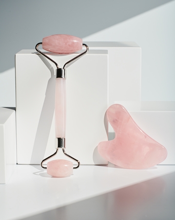 Catrice Rose Quartz Facial Gua Sha masážní pomůcka na obličej