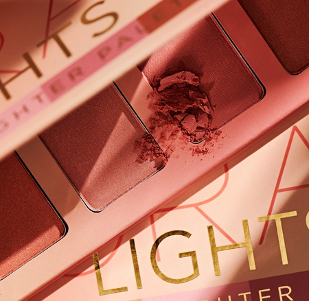 Catrice Coral Lights paletka rozjasňovačů a tvářenek
