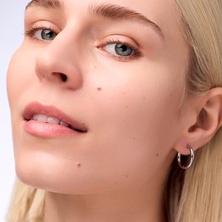 Catrice Instant Bright Serum Concealer švytėjimo suteikiantis maskuoklis drėkinamojo poveikio