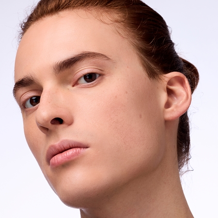 Catrice Instant Bright Serum kirkastava peitevoide kosteuttava vaikutus