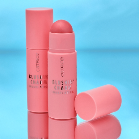 Catrice Blushin' Charm Multi Stick Vaigu sārtums ar izgaismotāju zīmuļa veidā