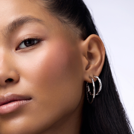 Catrice Blushin' Charm Multi Stick Vaigu sārtums ar izgaismotāju zīmuļa veidā