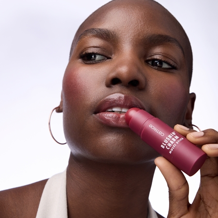 Catrice Blushin' Charm Multi Stick tvářenka s rozjasňovačem v tyčince