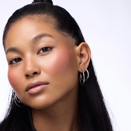 Catrice Blushin' Charm Multi Stick tvářenka s rozjasňovačem v tyčince