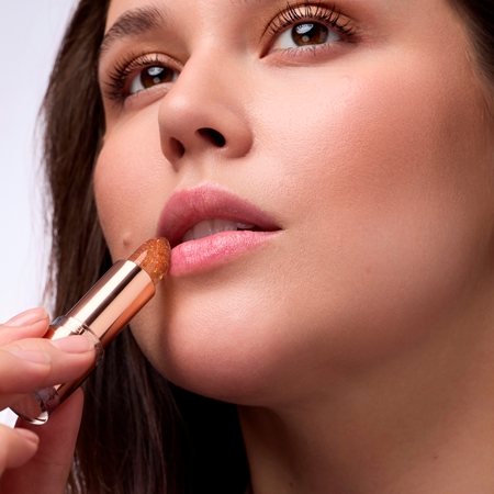 Catrice Glam In Gold Lip Balm feuchtigkeitsspendender, tönender Lippenbalsam mit Glitzerteilchen