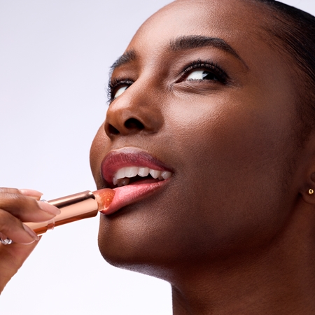 Catrice Glam In Gold Lip Balm feuchtigkeitsspendender, tönender Lippenbalsam mit Glitzerteilchen