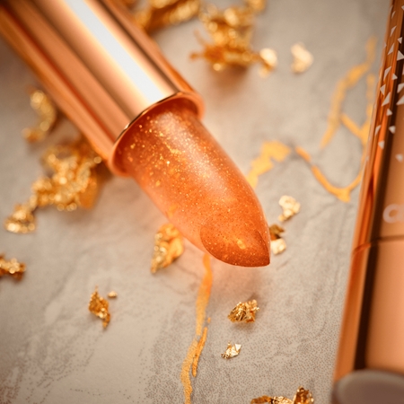Catrice Glam In Gold Lip Balm feuchtigkeitsspendender, tönender Lippenbalsam mit Glitzerteilchen