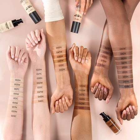 Catrice Invisible Cover Foundation fondotinta coprente liquido effetto opaco