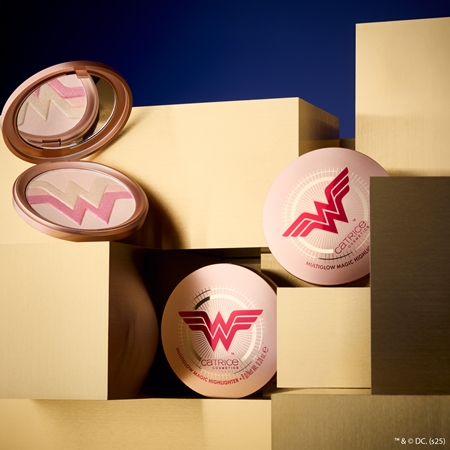 Catrice Wonder Woman kompaktní pudrový rozjasňovač