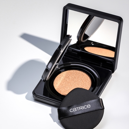 Catrice Invisible Cover Cushion Foundation mattierendes Make up im Schwämmchen SPF 30