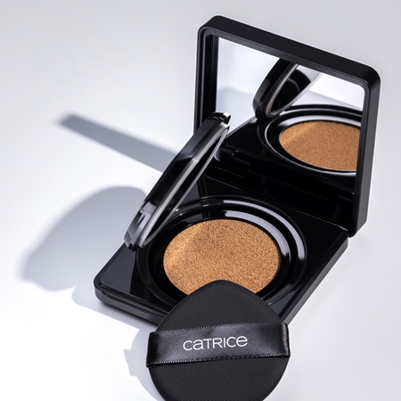 Catrice Invisible Cover Cushion Foundation mattierendes Make up im Schwämmchen SPF 30
