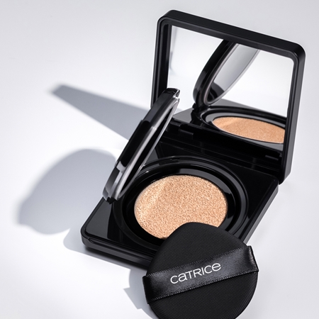 Catrice Invisible Cover Cushion Foundation mattierendes Make up im Schwämmchen SPF 30