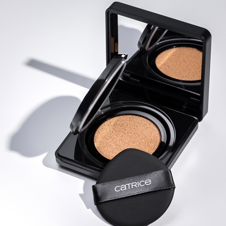 Catrice Invisible Cover Cushion Foundation mattierendes Make up im Schwämmchen SPF 30