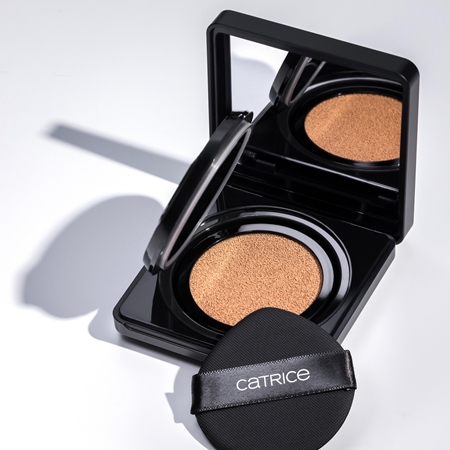 Catrice Invisible Cover Cushion Foundation mattierendes Make up im Schwämmchen SPF 30