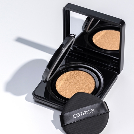 Catrice Invisible Cover Cushion Foundation mattierendes Make up im Schwämmchen SPF 30
