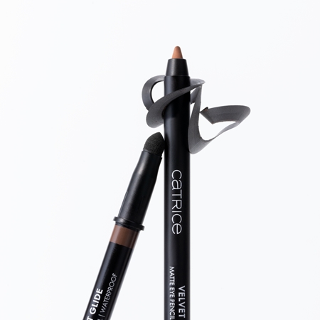 Catrice Velvet Glide μολύβι για τα μάτια με ματ αποτελέσματα