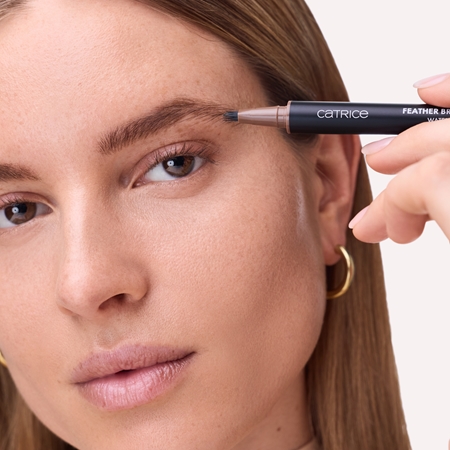 Catrice Feather Brow Filler lápis impermeável para sobrancelhas