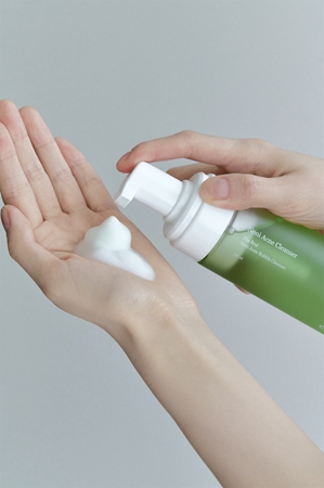 celimax The Real Noni καθαριστικός αφρός για εξισορρόπηση σμήγματος για μικτή και λιπαρή επιδερμίδα
