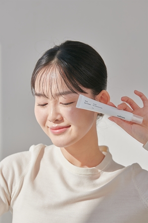 celimax The Real Noni Moisturising and Smoothing Eye Cream for wrinkles and dark circles
