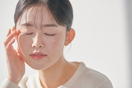 celimax The Real Noni Moisturising and Smoothing Eye Cream for wrinkles and dark circles