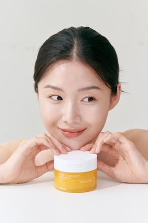 celimax Pore+Dark Spot Brightening Pad hoitavat laput kirkastamaan ja kosteuttamaan