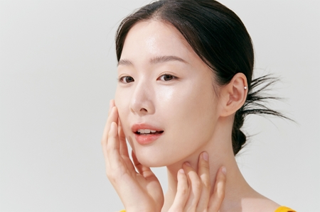 celimax Pore+Dark Spot Brightening Serum Regenerating And Brightening Serum to minimise pores