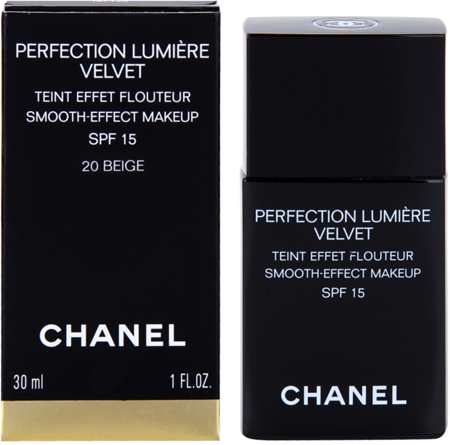 Chanel Perfection Lumière Velvet make-up fin pentru un aspect mat