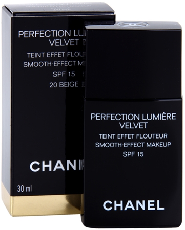 Chanel Perfection Lumière Velvet make-up fin pentru un aspect mat