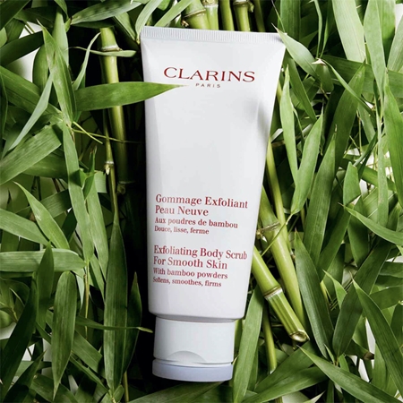 Clarins Exfoliating Body Scrub for Smooth Skin hydratační tělový peeling pro jemnou a hladkou pokožku