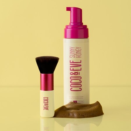 Coco & Eve Sunny Honey Deluxe Vegan Kabuki Brush pinceau kabuki corps et visage