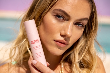 Coco & Eve Daily Radiance Primer SPF 50 fluide léger protecteur pour une peau lumineuse